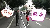 警嫂跑马拉松巧遇执勤丈夫互敬军礼 网友酸了：让人泪目的狗粮