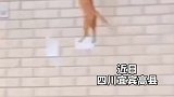 四川一橘猫窜进村民家，借助窗台弹跳起飞吃鸡。 村民：它每天都来，香肠都被吃了好几节…