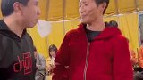 哥哥们玩纸巾接龙游戏的搞笑操作！每日一笑欢乐有
