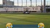 就是玩儿!18岁亚马尔开高尔夫球车在球场炫技
