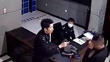 男子走行车道被砸头，气不过将拦杆掰断，结果…