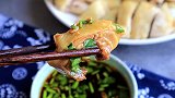 客家人隔水蒸鸡的做法，鸡肉细腻嫩滑，原汁原味，大人小孩都爱吃