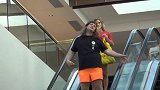 高冷美女面前出现一野性男子，也不禁偷笑一下