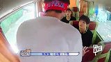 陈宥维塞了一嘴香蕉，一脸怪异的坏笑。