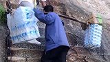 天梯挑水上山的第一人，大哥肩上扛的不仅是水，更是家庭的责任！