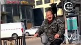 驮狗骑行，大爷街头“另类”遛狗。遛狗