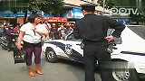 “咆哮姐”大骂摩的女怒谴警察