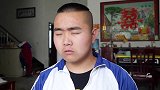 小伙写作业被老头教训，转眼老头就露出马脚，真是太逗了