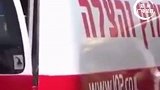 耶路撒冷一停车场地面突然塌陷，多辆车被“吞没”