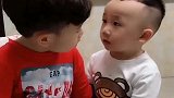 哥哥把凳子弄坏了，二胎弟弟竟然这么贴心，下一幕，画面好有爱！