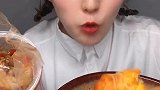 小姐姐晚上还吃这么丰盛的美食，实在太馋人了