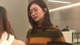 江疏影来了，老梁竟然在后面紧随其后，怕被拍到用纸挡住了自己！