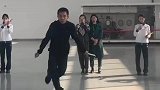 男生花式跳绳，如策马扬鞭