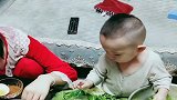 二胎弟弟一开始调皮，姐姐立马上手，果然，欺负弟弟要趁早！