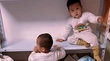 妈妈一胎生了三个儿子，每天这样爬上爬下，爸爸要崩溃了