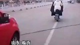 第一眼以为要超车，结果却是为她挡洒水车