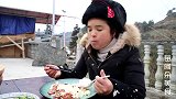 苗大姐6L砂锅来做饭，香肠血豆腐一蒸，吃得咔嗞咔嗞响馋死人