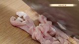 把豆腐切成块，倒入鸡蛋液中，不炒不油炸，我家一周吃六次都不腻