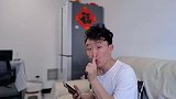 戏精小哥为逃避干家务狂飙演技恶搞妻子