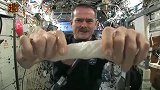 神奇！在没有重力的宇宙空间站拧带水毛巾,水竟全粘在手上