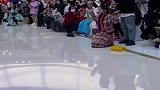 小朋友在台上表演，老师台下领悟认真成“表情包”