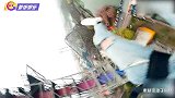 秦霄贤挑战蹦极形象全无，紧抓栏杆狂喊妈妈，站都站不稳差点吓哭