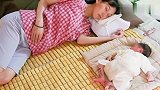 带娃的宝妈实在是累，一不小心便睡着了，小宝宝懂事地安静下来