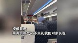 乘务员霸气制止车厢内小孩吵闹，获众乘客鼓掌：回座位再忍半小时