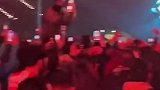 梅西在阿塞拜疆举行的活动中 一名球迷高举C罗的球衣