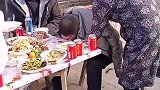 哥哥看望远嫁的妹妹！看到妹妹家条件，哭成了泪人