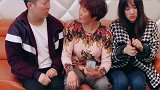 老妈用王小弦的手，居然去砸核桃，这一定是亲生的