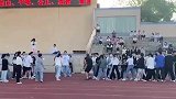小伙戴牛战套拔河，气势很足，但实力不足