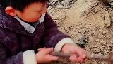 儿子出门玩泥巴，顺便还给妈妈选了个墓地，大孝子