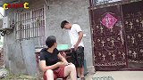 爆笑喜剧：抠门二叔找龙龙喝酒，不料说大话时二婶回来了，太逗了