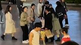 男子手持玫瑰花后空翻跟女孩表白