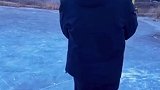 爸爸抱着孩子在冰上脚滑摔倒，幸好反应速度快孩子没事