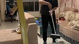 男子操纵着吊车，将家里的沙发挪位