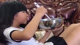 自从生下这个小情人，女儿平时是这样吃饭的，看完不许笑！