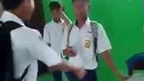 小伙表演铁头功，当看到接下来的一幕，太搞笑了！
