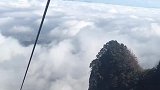 坐索道看云海
