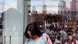 有的女孩子看起来是只喝露水的，背地里对高热量食品停不下嘴