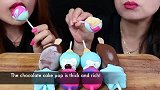 美女试吃棒棒糖蛋糕(彩虹糖屑、香草、巧克力、红丝绒口味)等