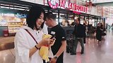 马芯妤带着好朋友刘教授去北海公园，途中碰见大爷带她们走了一路