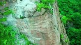 湖南崀山八角寨上一个百米悬崖峭壁上，
