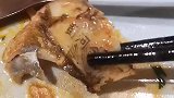 鱼也纹身了，这骨头上还有字呢