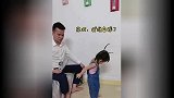 搞笑萌娃：小情人一招苦肉计，俘获爸爸芳心，打在你身痛在爸心