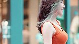 青岛街拍，橘色吊带衫的女孩子，美得惊艳，是混血吗？