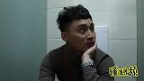 厕所灯是声控灯，两个老师为了让灯常亮，在厕所里对唱歌曲