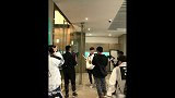 邓伦宋小宝组队被调侃“牛奶咖啡组合”，贾乃亮却因这个举动获赞