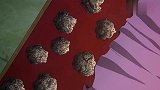 鬼灭之刃炭治郎用灵敏的嗅觉，挑选制作日轮刀的玉钢